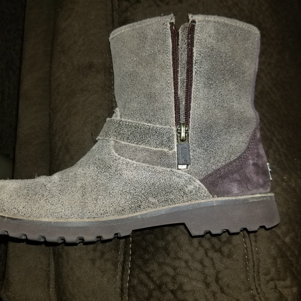 Boys UGG boots - Picture 3 of 5